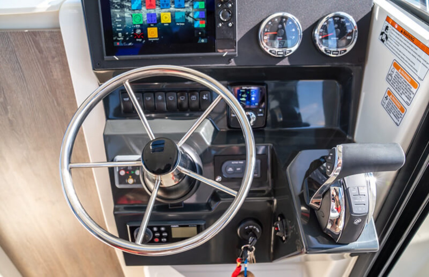 slider 5 Quicksilver Captur 705 Pilothouse